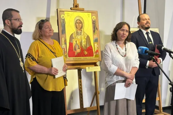 Expoziție de icoane, vernisată în Capitală: Sfintele femei recent canonizate au inspirat lucrările participanților