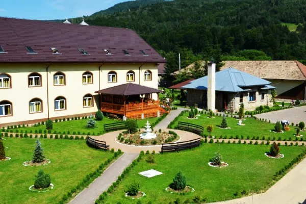 Patriarhul Daniel felicită Parohia „Sf. M. Mc Gheorghe” din Hârja, pentru două decenii de filantropie neîntreruptă