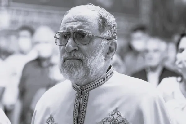 Patriarhul Daniel: Părintele Dumitru Colotelo, slujitor al altarului și dascăl de teologie