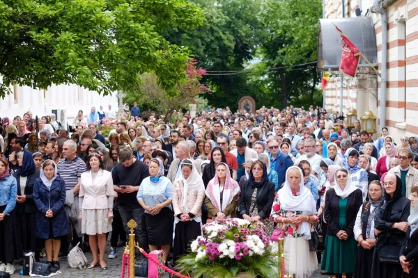 Sute de credincioși au participat la hramul istoric al Mănăstirii Radu Vodă: Sf. Treime este exemplul supremei iubiri