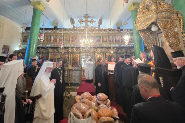 Vecernie în localitatea natală a Patriarhului Ecumenic: Patriarhii României și Bulgariei s-au alăturat în rugăciune