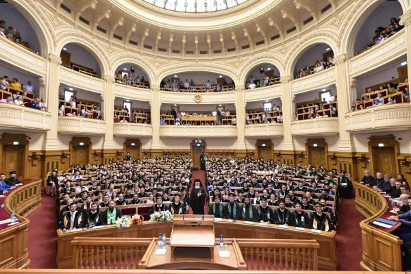 Absolvenții promoției 2026 ai Facultății de Teologie din București au fost sărbătoriți la Palatul Patriarhiei