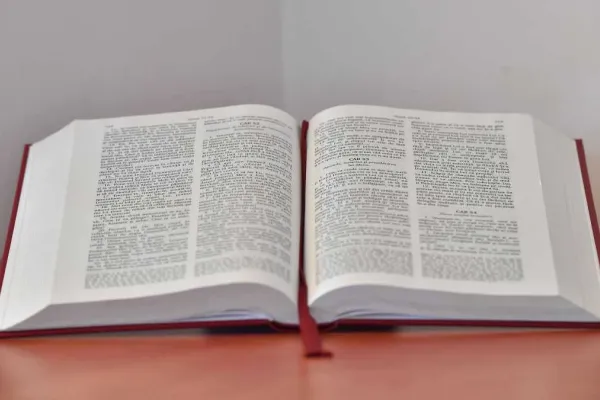 Facultatea de Teologie din București propune un program de master dedicat studiilor biblice