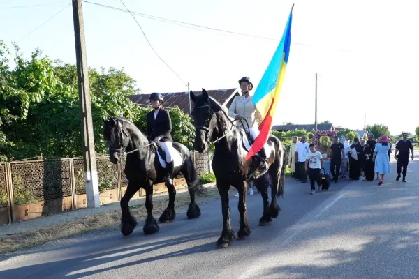 Peste 350 de credincioși au participat la procesiunea cu Icoana Maicii Domnului Prodromița la Cocorăștii Grind, Prahova