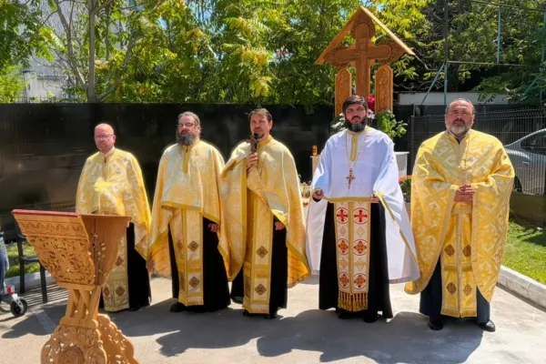 Hram la capela centrului pentru vârstnici Affinity Polizu: A fost sfințită o troiță