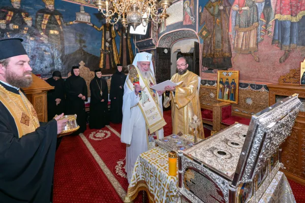 Patriarhul Daniel a sfințit racla pentru moaștele Sfintelor Nazaria, Olimpiada şi Elisabeta de la Văratec