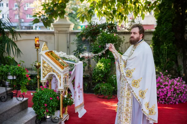 Arhim. Dionisie Constantin explică ce înseamnă purtarea Crucii: Să nu lăsăm încercarea să ne despartă de Dumnezeu