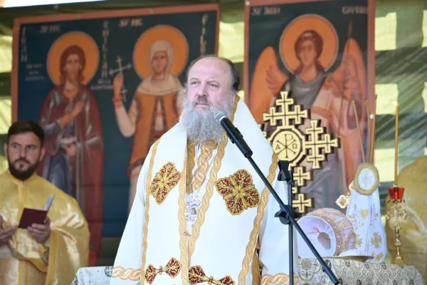 Corabia Bisericii călătorește către limanul mântuirii, explică PS Timotei Prahoveanul la resfințirea unei biserici