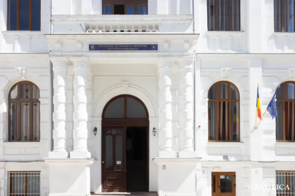 Peste 160 de locuri sunt disponibile la admiterea de toamnă a Facultății de Teologie din București