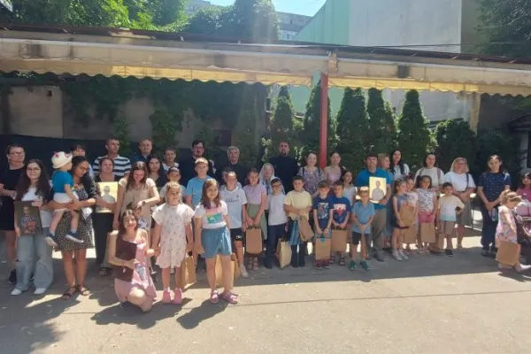 Aproximativ 200 de copii ai unei parohii din București cultivă bucuria de a învăța și de a dărui
