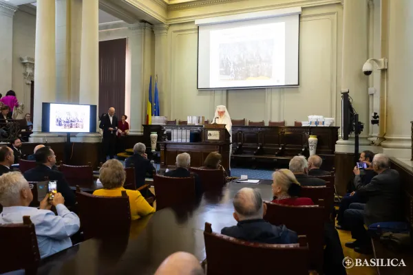 Patriarhul Daniel a participat la lansarea volumului care aduce în prezent istoria Bibliotecii Academiei Române