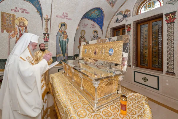 Patriarhul Daniel a sfințit racla pentru moaștele Sf. Pr. Mc. Constantin Sârbu