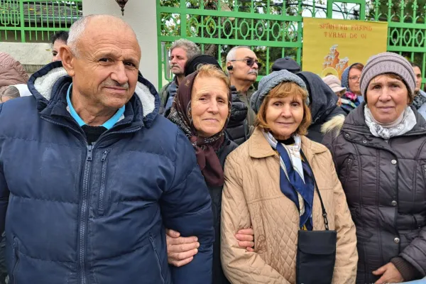 Pelerinii Sfântului Dimitrie cel Nou nu pleacă fără Dumnezeu de acasă. Se roagă pentru țară și familie