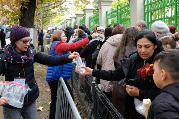 Protopopiatele Arhiepiscopiei Bucureștilor oferă hrană și apă celor care participă la pelerinajul Sf. Cuv. Dimitrie cel Nou