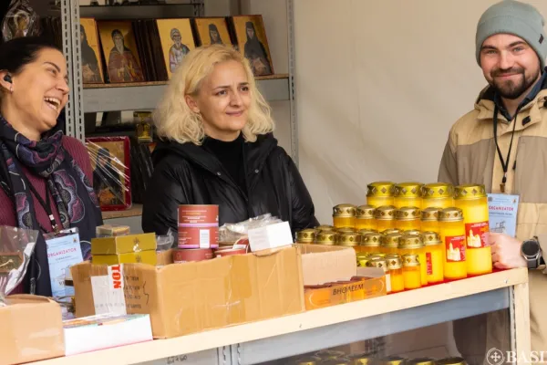 Serviciu Colportaj: Pelerinii Sfântului Dimitrie cel Nou pot cumpăra obiecte religioase și cărți pe Dealul Patriarhiei