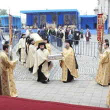 Moaştele Sf. Dimitrie cel Nou şi ale Sf. Împăraţi Constantin şi Elena pe esplanada Catedralei Patriarhale