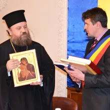 Arhimandritul Timotei Aioanei a devenit cetăţean de onoare al municipiului Fălticeni