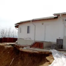 Corpul de chilii al Mănăstirii Cornu la un pas de prăbuşire