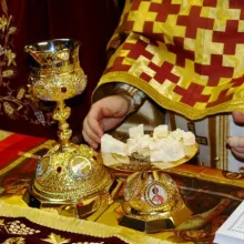 Acum puterile cereşti împreună cu noi nevăzut slujesc