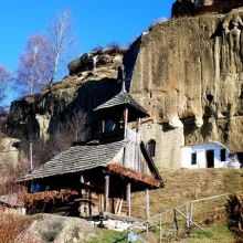 Destinaţii de pelerinaj. Mănăstirea Corbii de Piatră
