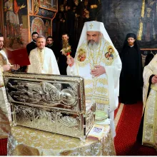 Noua raclă pentru moaștele sfinților ocrotitori ai Parohiei „Iancu Vechi” - Mătăsari a fost sfințită de Patriarhul României