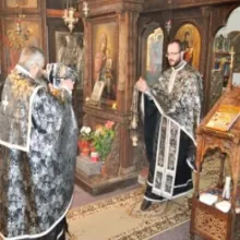 Sunetul clopoţelului îndeamnă la rugăciune şi adâncă tăcere