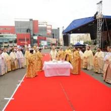 Patriarhul României a resfințit biserica Parohiei Sfânta Treime - Ghencea