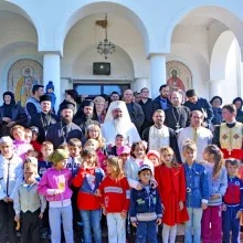 Patriarhul României în mijlocul credincioșilor din Parohia Valea Crângului, județul Prahova