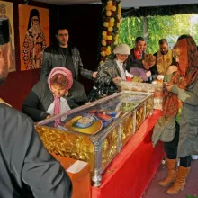 Preoții de caritate participă la slujbele de pe Colina Bucuriei