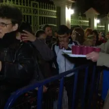 Ceai cald pentru pelerinii care stau la rând