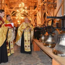 Au fost sfinţite noile clopote ale bisericii Parohiei Iancu Nou - Bălăneanu