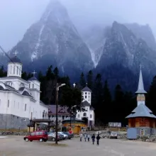 Sărbătoriţi Crăciunul la Mănăstirea Caraiman!