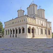Cimitirele trebuie să reprezinte comunitatea locală, iar nu interese economice sau de grup
