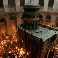 Reprezentantul Patriarhiei Române în Ţara Sfântă a slujit în Noaptea de Paşti la Mormântul Domnului