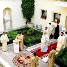Patriarhul României a oficiat Sfânta Liturghie în altarul de vară al Reşedinţei Patriarhale
