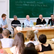 Dezbatere despre prezenţa religiei în manualele şcolare