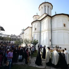 Procesiune în jurul bisericii Mănăstirii Hurezi