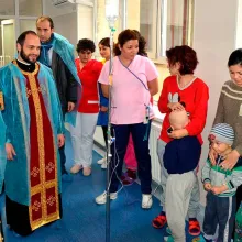 Moaştele Sfântului Nicolae, o bucurie pentru copiii de la Institutul Oncologic Fundeni