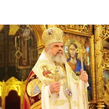 Patriarhul României nu adună, ci dăruieşte bani, iar contribuţia Patriarhiei Române la bugetul de stat este dublă faţă de suma primită