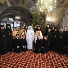 Slujitorii Catedralei Patriarhale cu icoana Nașterii Domnului la Reședința Patriarhală