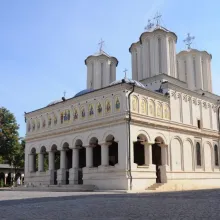 Publicaţia "Adevărul" reia atacurile obsesive la adresa Bisericii