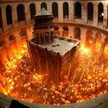 Lumina Sfântă a venit la Ierusalim la Mormântul Domnului