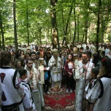 Tineri adunați în iubirea şi bucuria Preasfintei Treimi