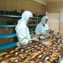 În laboratorul de patiserie al Mănăstirii Samurcăşeşti