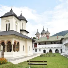 Biserica Mănăstirii Sinaia va fi resfinţită
