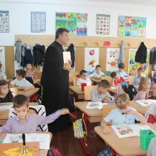 Fişe pentru ora de religie oferite elevilor de la Şcoala Gimnazială 56 din Capitală