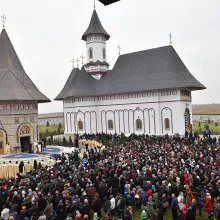 Mii de credincioşi la Sfânta Liturghie oficiată de Patriarhul României la Mănăstirea Zosin