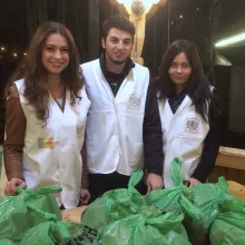 Alimente pentru oamenii fără adăpost din partea voluntarilor Paraclisului Catedralei Mântuirii Neamului