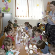Atelier de încondeiat ouă la Centrul social de zi din cadrul Parohiei Brâncuşi, Bucureşti