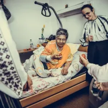 Zâmbete şi daruri pentru bătrânii de la Centrul „Sfântul Nectarie”